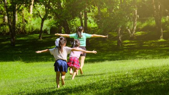 kids-playing-in-park