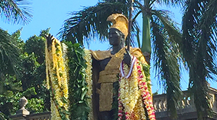Lei draped on the Kamehameha statue at Aliiolani Hale 