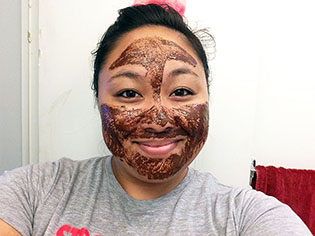 Using your fingers, spread cinnamon and honey face mask paste to your face (avoiding your eyes and eyebrows).